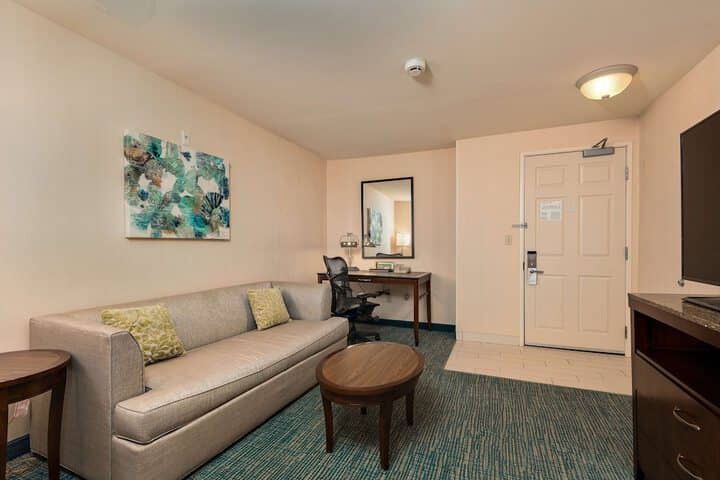 Room 10 of 28